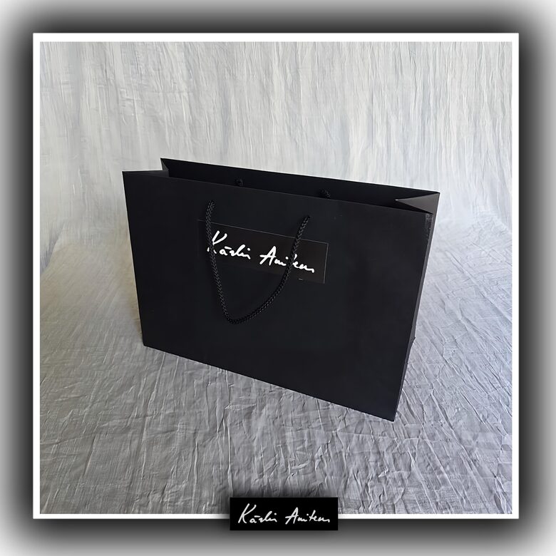 Melna papīra soma ar auklu rokturiem