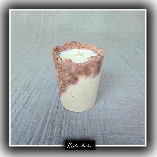 Medium Tumbler (20 h). Scent: Amber and Patchouli