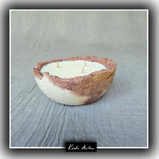 Medium Bowl (35 h). Scent: Amber and Patchouli