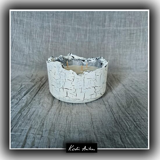 Timeless Hue. White Cylinder (35h). Aroma: Plum and Rhubarb