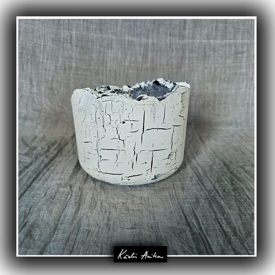 Timeless Hue. White Cylinder (45h). Aroma: Plum and Rhubarb