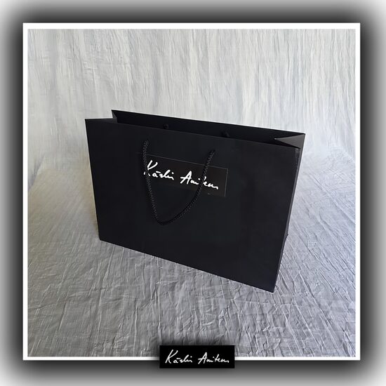 Melna papīra soma ar auklu rokturiem