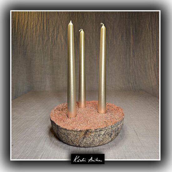 Svečturis no kolekcijas "Lidojošā krāsa" un trīs zelta krāsas sveces